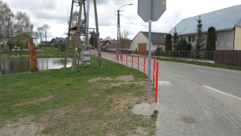 Barierki zabezpieczające nad stawem. Od niedawna nad stawem w Kołakach Kościelnych przy chodniku od ul.