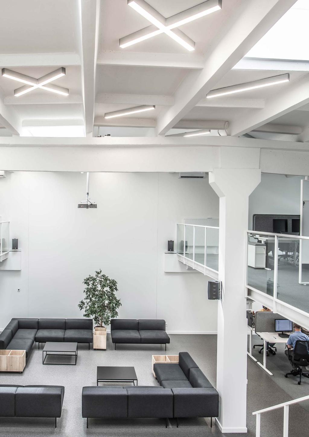 Sterowanie oświetleniem w salach konferencyjnych i powierzchniach biurowych: umożliwia utrzymanie stałego natężenia oświetlenia we wnętrzu, uwzględniając poziom natężenia oświetlenia naturalnego