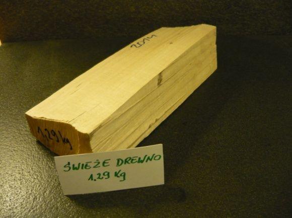 TAK dla suchego drewna - nie ogrzejemy domu mokrym drewnem, a spalimy go przeszło dwa razy więcej. To nie pomyłka z tej jednej szczapy po wysuszeniu odparowały dwie szklanki wody.