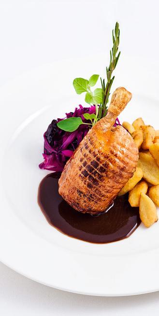 MENU WESELNE II 255 PLN / osobę PRZYSTAWKA (do wyboru) Pieczony łosoś marynowany w koprze i gorczycy podany z rukolą i kremem balsamicznym Roladka z pieczonego rostbefu pikantnymi warzywami curry