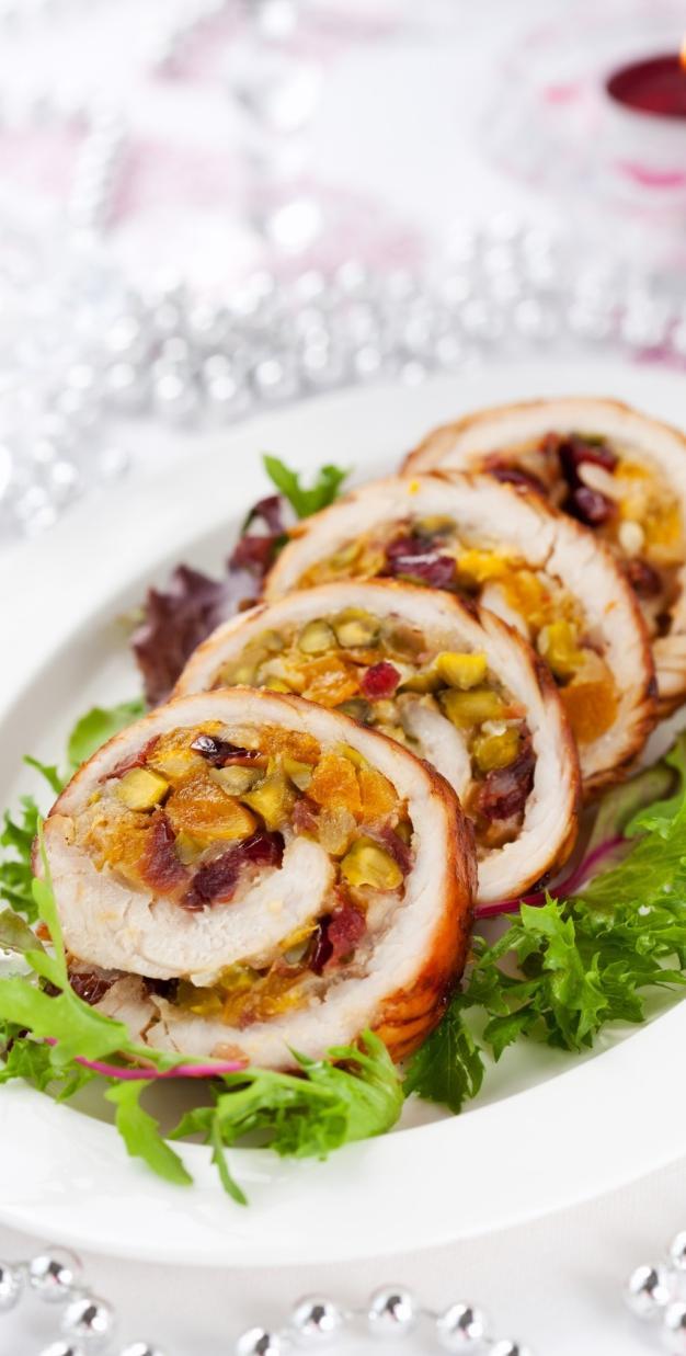 MENU WESELNE IV 295 PLN / osobę PRZYSTAWKA (do wyboru) Tradycyjny pieczony pasztet z dziczyzny z chutney żurawinowym Krewetki smażone na maśle imbirowym podane z bukietem sałat, melonem cantalupa i