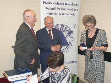 5 6 Wręczenie nagród i odznaczeń Przewodniczący Oddziału wraz z przedstawicielem Zarządu Głównego kol. Józefem Ślączką wręczyli odznaczenia honorowe PZITB przyznane przez Zarząd Główny.