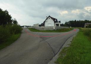 2,58 km od startu po szybkim prawym łuku lewy 90. Brak dojazdu.