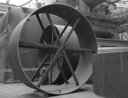 Po oczyszczeniu brzegów carg o średnicy 5000 mm grubości 40 oraz 45 mm (rys. 4a i 4b) ustawiono na obrotniku rolkowym 3 cargi i przeprowadzono pomiary geometryczne wzajemnego ich ustawienia (rys. 4c).