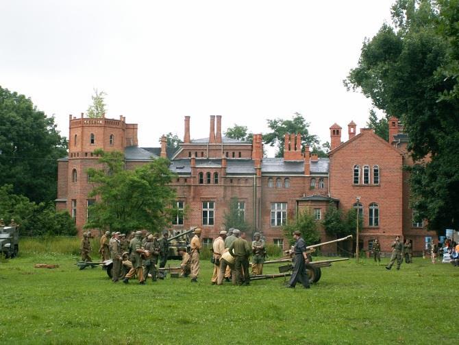 Wojskowości mogłoby utrzymywać się z dotacji, organizacji plenerów filmowych,