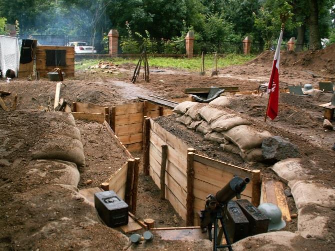 13.2. Interaktywne muzeum tradycji żołnierskiej W oparciu o organizowaną corocznie Strefę Militarną w Podrzeczu projektuje się zorganizowanie stałej ekspozycji historii wojskowości XX w.