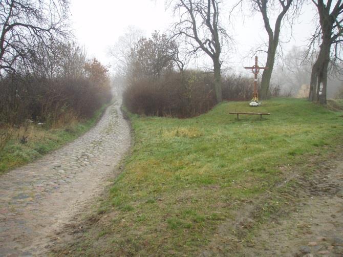 trasy rowerowej nr 5. Poza tym Lubonia przynależy do parafii w Poniecu. Ponadto przez Lubonię i Oporowo prowadzi wyznaczona przez Gminę Poniec trasa rowerowa Szlak Mickiewicza.