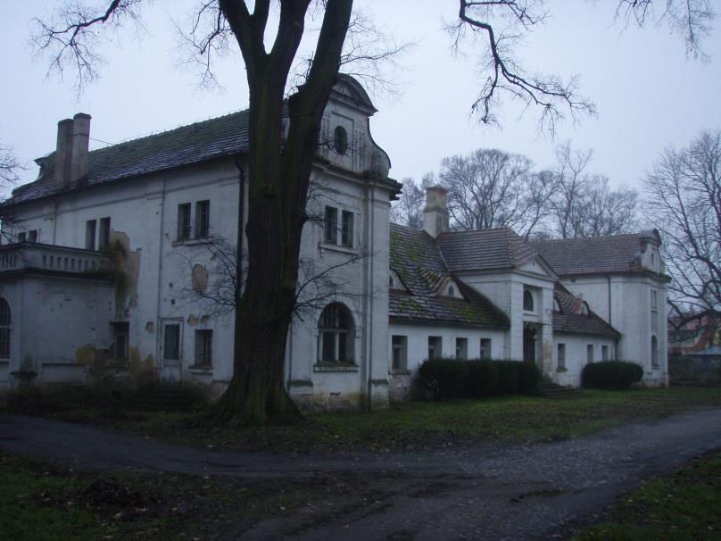 Oporowo, kościół i dwór Podobnie jak w przypadku Luboni, Oporowo położone jest poza Powiatem Gostyńskim jednak wskazane byłoby jego włączenie do realizowanego programu rowerowego.