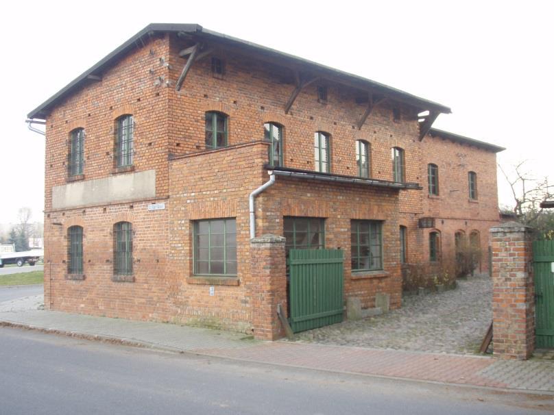 Krobia Muzeum Stolarstwa i Biskupizny Ulica łącząca Muzeum z ul. Poniecką poprowadzona jest po śladzie starej linii kolejowej Gostyń Krobia. Na skrzyżowaniu z ul.