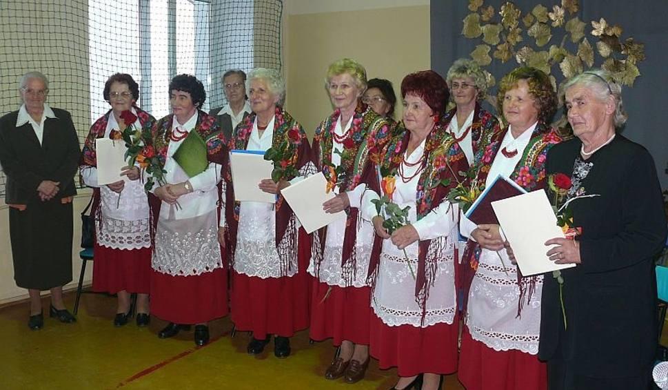 Część z nich posiada stroje regionalne, które charakteryzują się. białą, haftowaną koszulą i zapaską, długą, czerwoną spódnicą oraz kolorową chustą. Fot. 2.