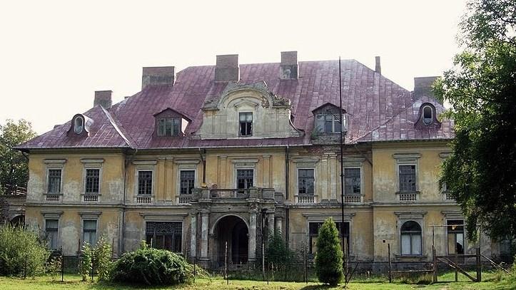 Green Key Powiatowy Program Opieki nad Zabytkami dla Powiatu Ostrowieckiego Fot. 12. Pałac Druckich Lubeckich w Bałtowie Źródło: karta GEZ Bałtów W Bodzechowie znajduje się zespół podworski.