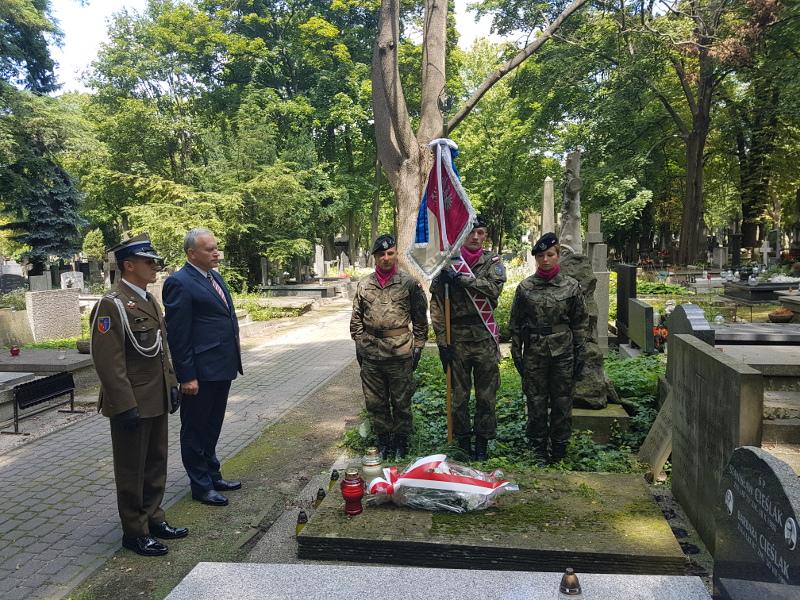 miejskich szkół, przedstawiciele służb mundurowych: policji, straży pożarnej, straży granicznej, leśników oraz strażaków ochotników.