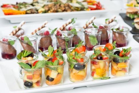 Zamawiający wymaga podawania Finger foodów w postaci jedno porcjowych przystawek,