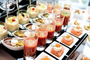 z dostawą i obsługą kelnerską dla 120 osób oraz lunch na 30 osób; a.