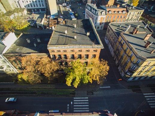 adaptacji poddasza oraz zmiany sposobu użytkowania lokali na parterze pod działalność komercyjną.