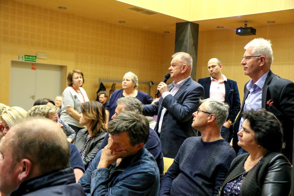 się z autami zaparkowanymi na chodniku. Chodnik jest dla pieszych, jezdnia dla samochodów - mówił burmistrz. - Miasto nie zaproponowało żadnej alternatywy! - krzyczeli mieszkańcy.