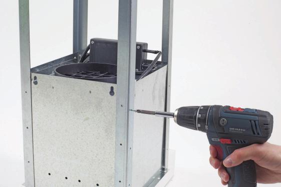 KROK 1 Każdy z kątowników metalowych (4) przykręcamy do okapu (1) w miejscu zaznaczonym na zdjęciu za pomocą śruby