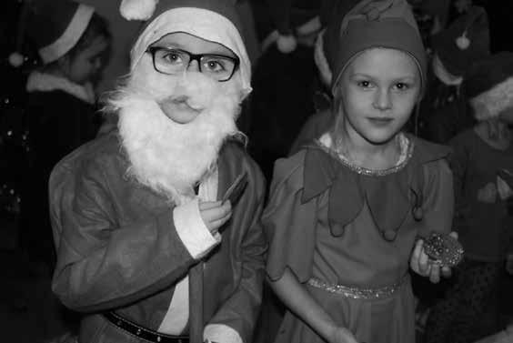 Tradycyjnie wszyscy zostali poczęstowani smacznymi, kolorowymi pierniczkami i słodyczami przygotowanymi przez mamy ze Stowarzyszenia Koła Gospodyń Wiejskich w Łupiance Starej oraz Dyrekcję.