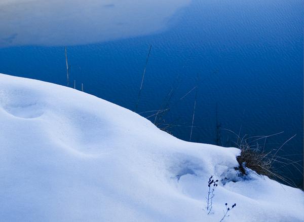 ompozycja w fotografii krajobrazu, cz.1 - Podstawy Śnieg, Fot. D.Petka Prezentowana fotografia może być rozpatrywana w kontekście minimalizmu.