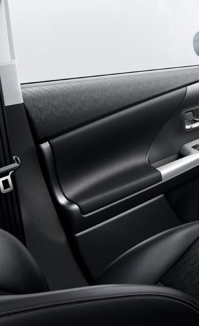 Premium Wyposażenie standardowe (dodatkowe względem wersji Active) 17" felgi aluminiowe z oponami 215/50 R17 System Inteligentny kluczyk także dla drzwi pasażera i klapy bagażnika Kamera cofania