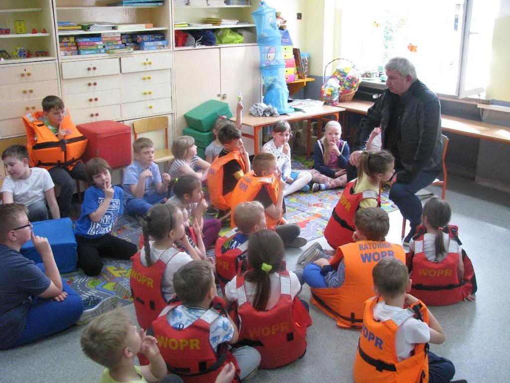 Zdrowy styl życia - pracownicy Biblioteki Pedagogicznej Zabawa integracyjno - ruchowa "Bagno" dla dzieci i dorosłych