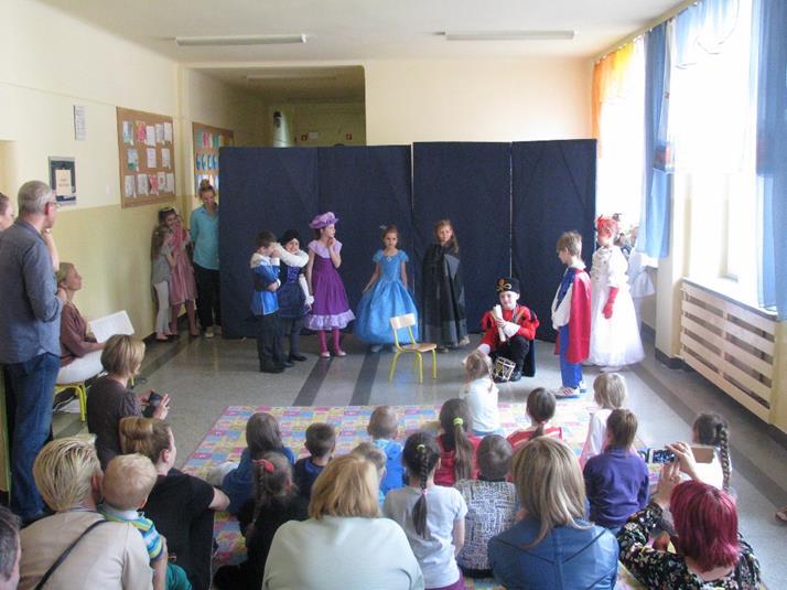 Klasa 2A wystawiła Bajkowe Przedstawienie na Dzień Matki.