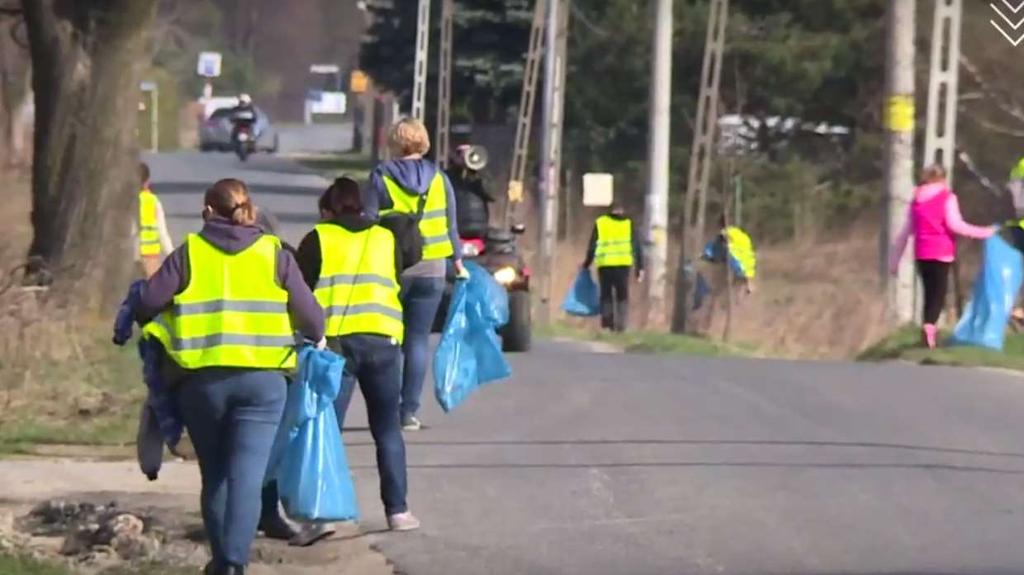 Zielony Dzień Rozalina - w akcji wzięło udział ponad 60-ciu mieszkańców i prawie 30-cioro dzieci - we współpracy z Urzędem Gminy Nadarzyn, OSP Młochów, Fundacją ProKarton - Fundacja ProKarton