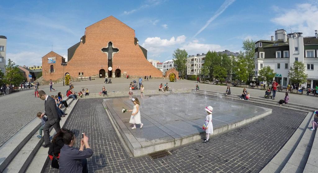Romana Kozłowskiego otaczającym Kopę Cwila ma niebawem popłynąć woda, stara betonowa niecka ma zmienić się w staw lub fontannę. Po raz kolejny planowana jest także budowa skateparku. Park im.