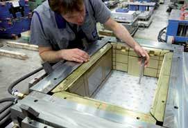 Procesy produkcyjne formowanie wtryskowe Wtryskiwanie Pojemniki i palety z tworzywa sztucznego wytwarzane są zwykle w