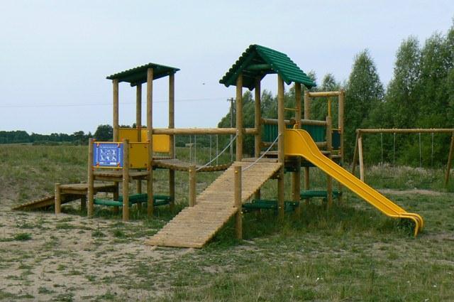 budowę placu zabaw w