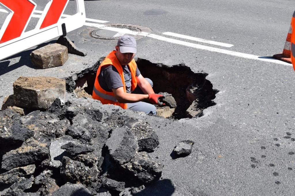 Infrastruktura podziemna Ulica odwadniana jest przez kanalizację deszczową i ogólnospławną, która wymaga kapitalnego remontu i oświetlana jest przez oświetlenie uliczne, które zostanie wymienione na