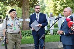 Na zdjęciu od lewej: Kapitan Janusz Walendzik, Powstaniec Warszawski, Jan Ołdakowski, Dyrektor Muzeum Powstania Warszawskiego, Zdzisław Sipiera,