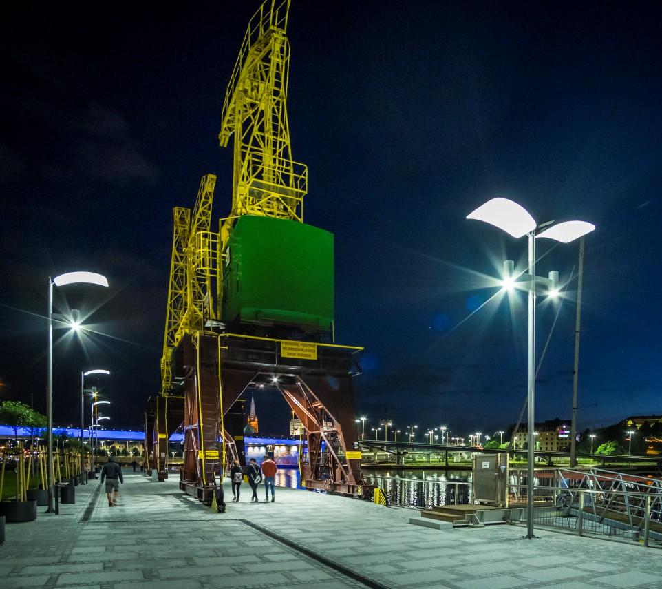 Charakterystycznymi elementami bulwaru są oświetlenie punktowe RUNA 1 LED zainstalowane w nawierzchni placu oraz cztery pomosty pływające dla żeglarzy.