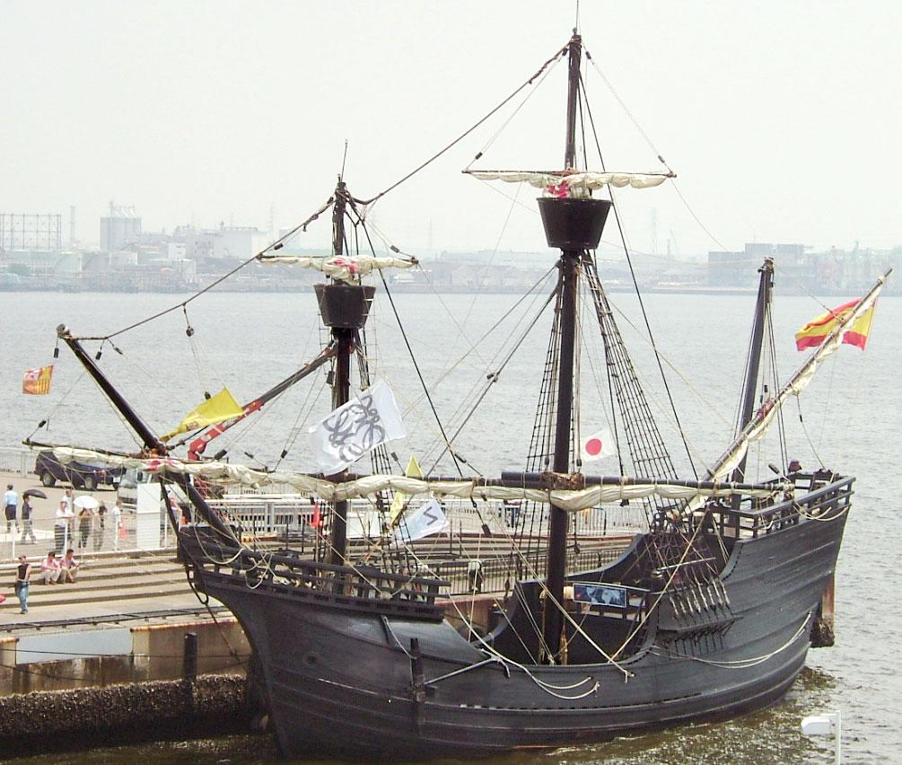 Rys. 6.18 Rekonstrukcja karaki Magellana Victoria, jedynego z pięciu statków, który wrócił z pierwszej wyprawy dookoła świata (1519-1522).