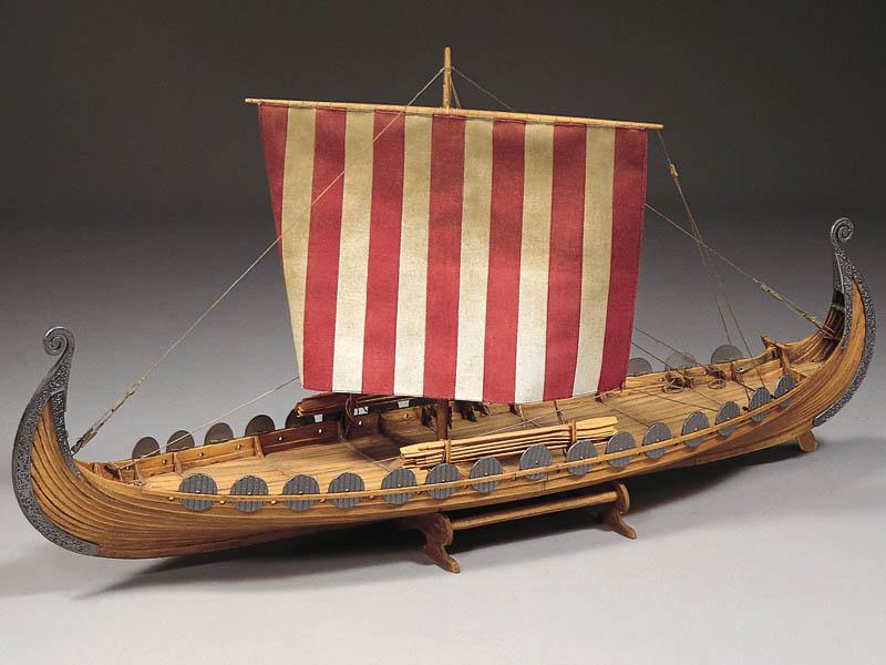 Rys. 2.3 Model długiej łodzi Wikingów. Okręt wojenny, długi i wąski. Stosunek długości do szerokości wikińskich okrętów wojennych wynosił od 5:1 do 11:1.