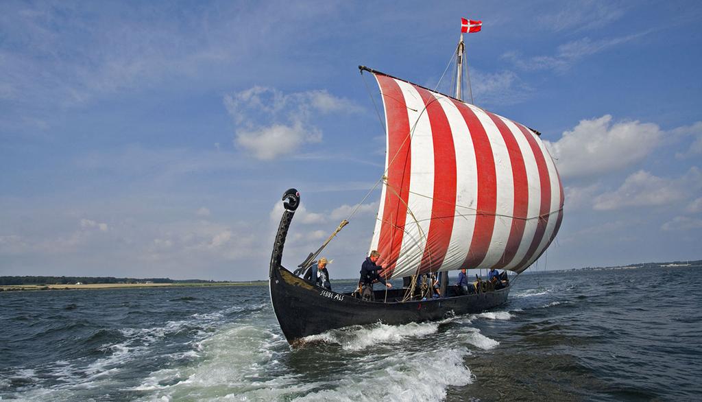 pozycji wioślarzy. Na burtach tarcze wojowników [Źródło: Early Atlantic Explorers] Rys. 2.4 Rekonstrukcja małej łodzi wojennej Wikingów.
