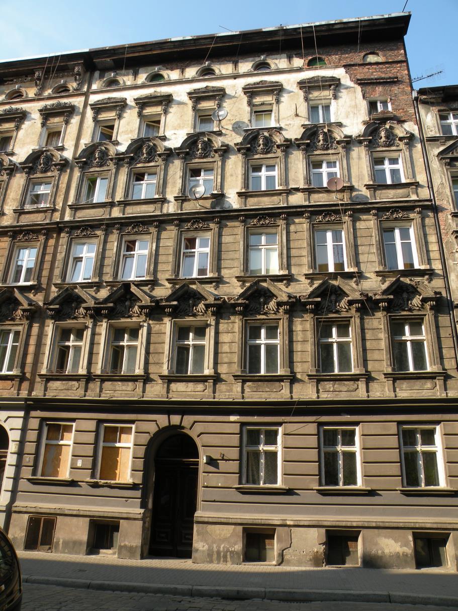 str.6 ELEWACJA FRONTOWA ZAŁĄCZNIK DOKUMENTACJA FOTOGRAFICZNA Kamienica o 5 kondygnacjach nadziemnych z podpiwniczeniem oraz strychem, 6-osiowa, licznie zdobiona z dachem płaskim z lekkim spadkiem od
