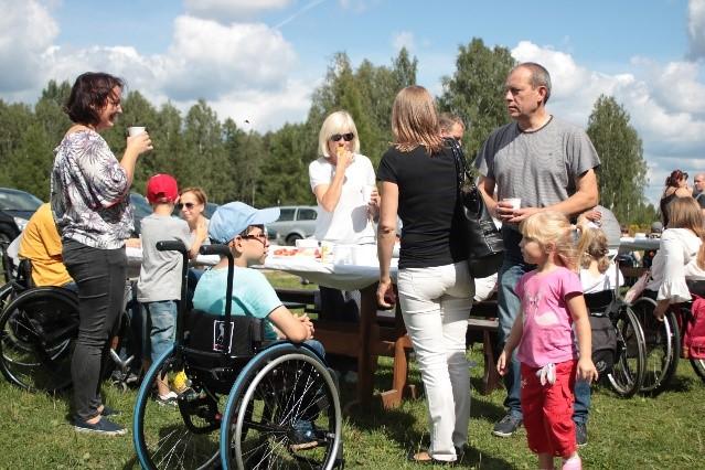Rodziny miały do dyspozycji piękny teren okalający Podlaskie Muzeum, potrawy regionalne, gry, bańki mydlane oraz inne atrakcje przygotowane przez organizatorów.