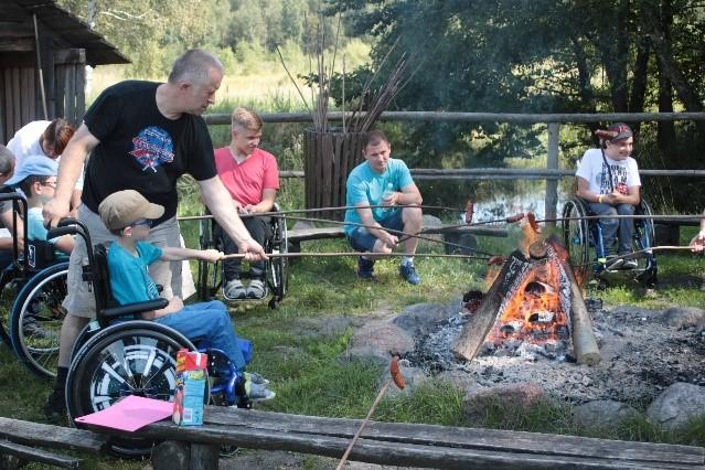 Podczas Pikniku zostały wręczone wyprawki szkolne dla dzieci z niepełnosprawnością oraz drobne upominki dla ich rodzeństwa.