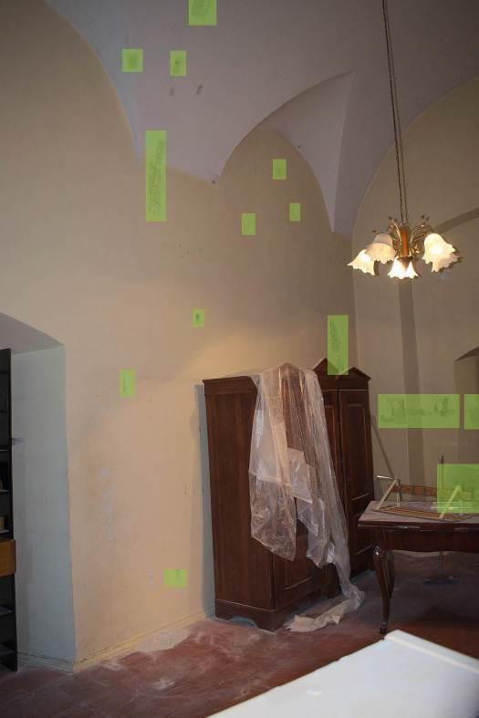 Miejsca wykonania odkrywek pomieszczenie 8b narożnik południowo-wschodni wszystkich ścianach pomieszczenia. SUFIT/SKLEPIENIE Technika sklepienie ceglane, tynkowane i malowane farbami wapiennymi.