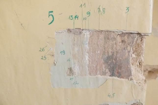 Nr Warstwy Faza chronologiczna ODKRYWKA NR 4 (ściana) Oznaczenie graficzne warstwy Charakterystyka warstwy 26 25 Szpachla wyrównująca Farba olejna (lamperia do wys.