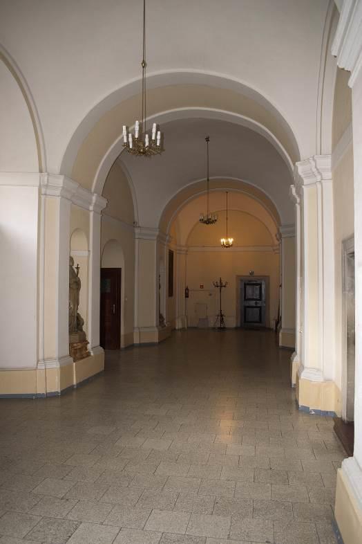 KOLORYSTYKA HISTORYCZNA Całość pomieszczenia wtórnie wyrównana cienkimi wyprawami wapiennymi oraz gładzią gipsową, które pokryto powłoką malarską. Sklepienie malowane na biało.