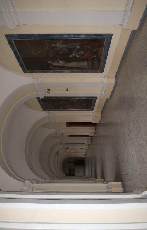 KOLORYSTYKA HISTORYCZNA W wieku XIX zastosowano tynk wykończony sztablaturą w kolorze jasnego ugru. Następnie sklepienie pomalowano na kolor niebieski. Dopiero w latach 20. XX w.