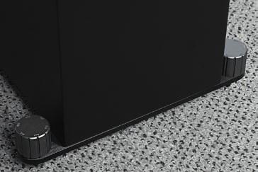 Elac wchodzi mu w paradę bardziej niż jakikolwiek inny producent, bo również jest producentem działającym na szerokim rynku, który tę zaawansowaną technikę wprowadza do produktów średniobudżetowych.