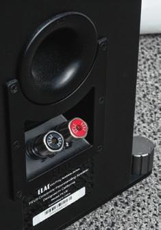 czułości), poniżej 100 Hz nie spada poniżej poziomu 10 Ω, więc mimo że minimum przy 400 Hz wynosi ok.