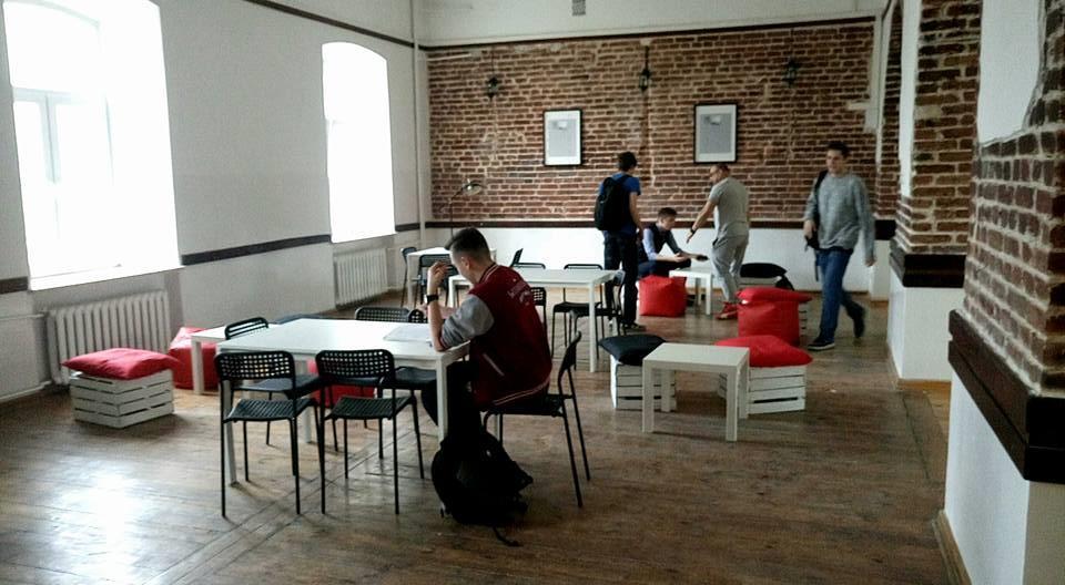Aula Czekoladowa realizacja: Zespół Szkół Licealnych i Technicznych nr 1, Mokotów Realizatorzy i realizatorki projektu źródła swojego sukcesu upatrują przede wszystkim w ogromnej chęci zmiany, ale