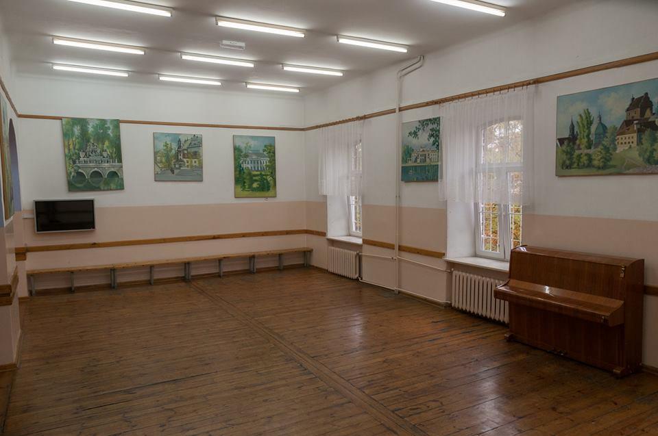 Aula Czekoladowa realizacja: Zespół Szkół Licealnych i Technicznych nr 1, Mokotów Grupa uczniów i uczennic ZSLiT zauważyła, że społeczność szkolna podczas przerw między lekcjami skupia się głównie na