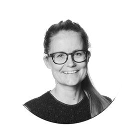 wysokość ulubionemu fotelowi czy szafce. Innym oczywistym przykładem jest wazon, mówi Maria. Każdy wazon z kolekcji został własnoręcznie ściśnięty i podpisany przez rzemieślnika w fabryce.