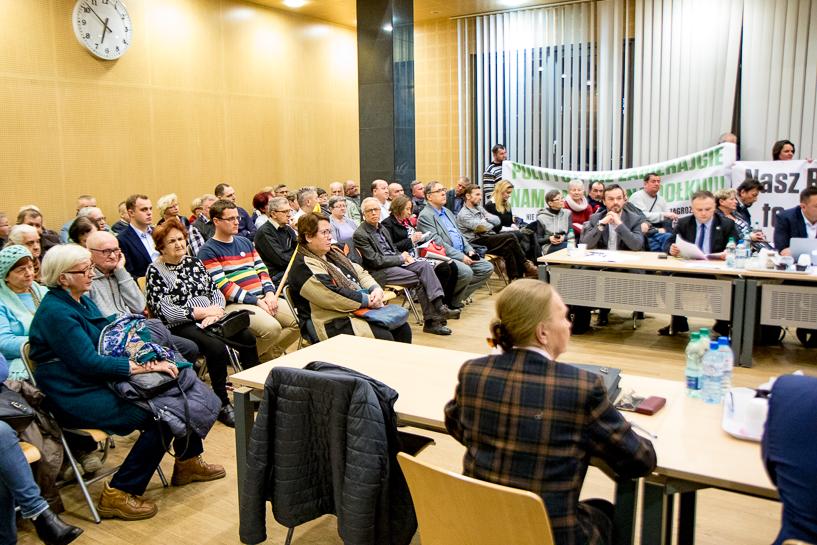 na potwierdzenie swych słów porównał skalę inwestycji w obecnej i poprzedniej kadencji. Radni i większość obserwatorów byli już zmęczeni przeciągającą się pyskówką.