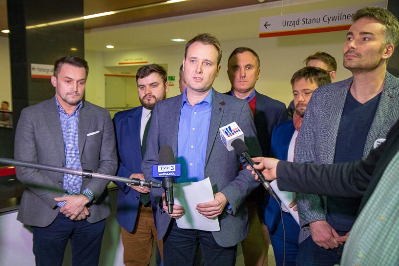 - Bazarek pod naszymi oknami to jedno wielkie nieporozumienie, likwidacja pętli to nieporozumienie. Co ta sesja wniesie? Oczekujemy konkretnych decyzji - dodawała Danuta Turkiewicz z ul. Polaka.